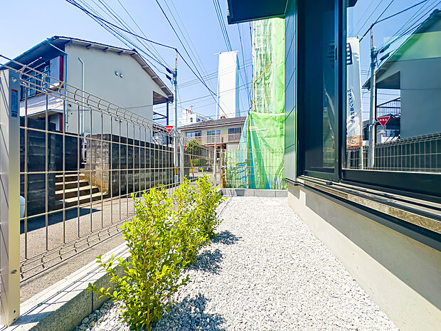 コンパクトですがお庭スペースをご用意しております。ガーデニングや家庭菜園などが楽しめそうです。2026/5/2撮影