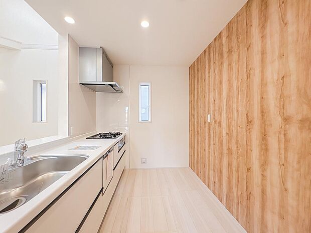 お洒落な内装に似合う、シンプルでスタイリッシュなキッチン。見た目と機能性のバランスが大事なポイントです。