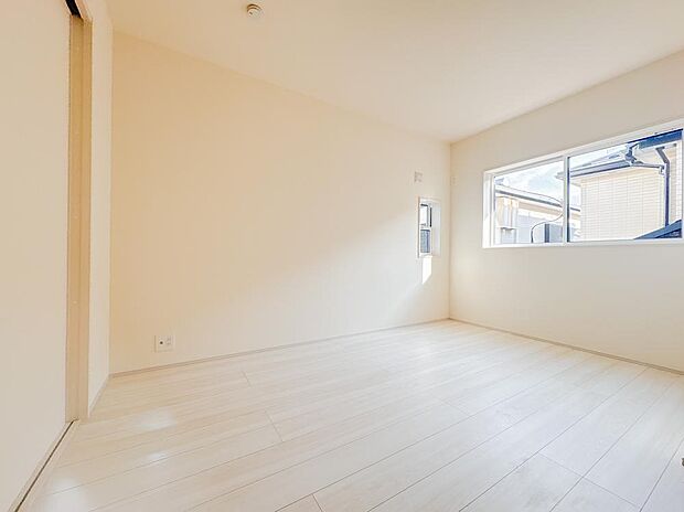 風の通り道。舞い込んでくる風が優しく躍り、室内に爽やかな空気を運んでくる。そこに季節の息吹を感じて、いまがどんな季節なのかを実感する。