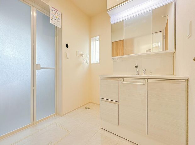 十分な大きさの洗面台は収納もさる事ながら、身だしなみチェックや歯磨きなど、朝の慌ただしい時間でもホテルライクなスペースで余裕とゆとりを感じて頂けます。