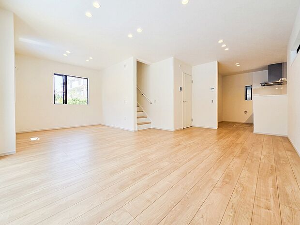 広々としたリビングは、家族全員がのびのびとくつろげる憩いの場所です。明るい光が差し込み、温かみのある空間が、毎日の生活をより豊かで楽しいものにしてくれます。家族みんなで集まるのが楽しみです。