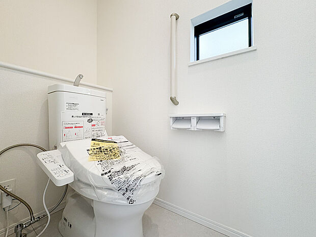 白色に統一されたトイレは清潔感に満ち溢れております。