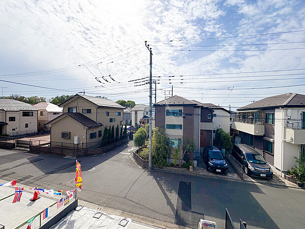 「日当たりの良い開放的な眺望」は、心地よい空間を求めるすべての方におすすめの特長です。一日中たっぷりと差し込む自然光が、部屋全体を明るく照らし、心も体もリフレッシュできます。