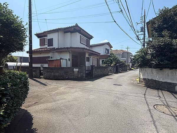 前面道路を含めた現地の様子です。角地ならではの開放感とゆとりある街並みが広がります。建築条件がないため、お好きなハウスメーカーで理想の住まいをご計画いただける古家付き売地です。