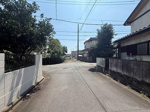 現地前面道路の様子です。交通量が比較的少ない落ち着いた街並みが広がり、お車の通行や駐車もしやすい住環境です。駅やスーパー、公園など生活施設が徒歩圏に揃い、毎日の暮らしを快適に支えます。