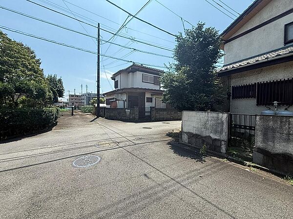 道路の見通しが良く、ゆとりある街並みが広がる現地です。角地ならではの開放感を活かした住まいをご計画いただけます。スーパーやコンビニ、公園なども徒歩圏に揃い、暮らしやすい住環境が整っています。