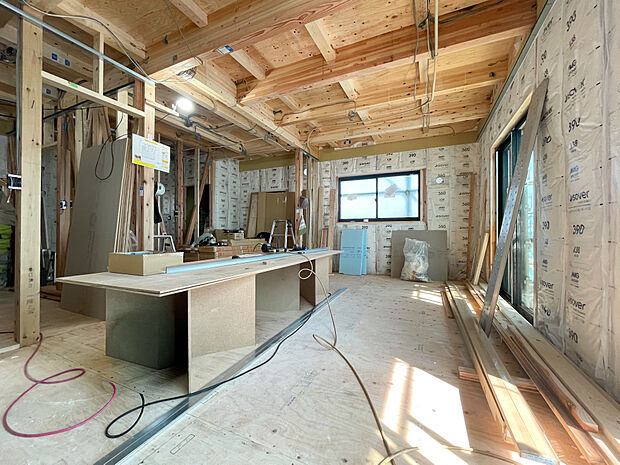 完成前でも伝わる19帖の広々としたLDK。