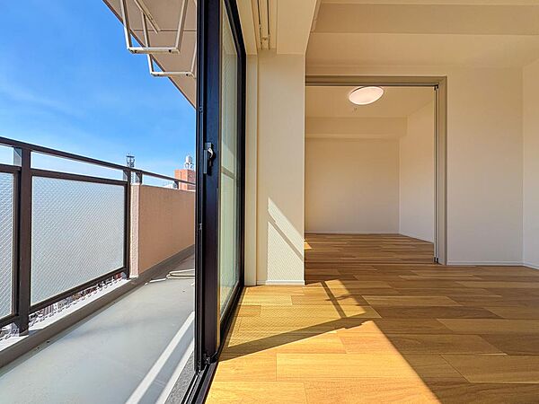 明るい光がたっぷり降り注ぐリビングは、くつろぎの時間を過ごすのにぴったりの空間です。ゆったりとした広さと落ち着きがあり、自然と笑顔が生まれるひとときを楽しむことができます。