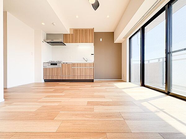 明るい光がたっぷり降り注ぐリビングは、くつろぎの時間を過ごすのにぴったりの空間です。ゆったりとした広さと落ち着きがあり、自然と笑顔が生まれるひとときを楽しむことができます。