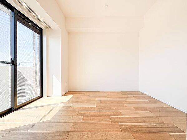 広々な子供部屋は、のびのびと過ごせる空間が魅力です。明るい日差しが差し込み、遊びや勉強に集中できる居心地の良い環境となります。お子さまの成長に合わせたレイアウト変更もしやすく、収納も充実しています。