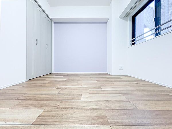 広々な子供部屋は、のびのびと過ごせる空間が魅力です。明るい日差しが差し込み、遊びや勉強に集中できる居心地の良い環境となります。お子さまの成長に合わせたレイアウト変更もしやすく、収納も充実しています。