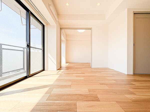 大きな窓から光がたっぷり降り注ぐリビングは、自然とリラックスできる空間です。開放的な広さがもたらす居心地の良さが、日々の生活にゆとりと穏やかさをもたらします。