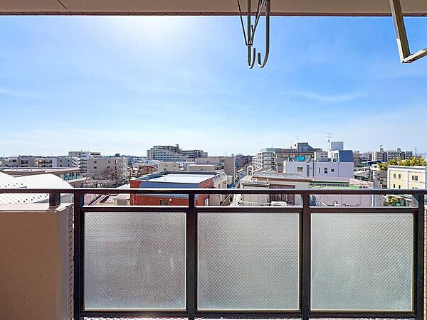 広がる景色が楽しめる眺望が魅力の住まいです。四季折々の風景が日々の生活を彩り、自然と気持ちが安らぐ空間が広がります。窓から眺める景色が、心にゆとりをもたらしてくれます。