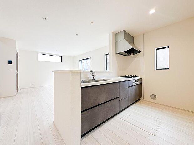 対面キッチンからリビング全体を見渡せる設計。家族の様子を感じながら家事ができる、安心感のある住まいです。