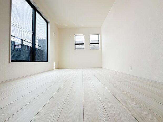 複数の窓から自然光が差し込む明るい洋室。通風も良好で、心地よい空気感の中でゆったりと過ごせる空間です。