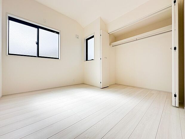 大型クローゼット付きで収納力のある洋室。室内をすっきり保てるため、居住空間を広く有効に使えます。