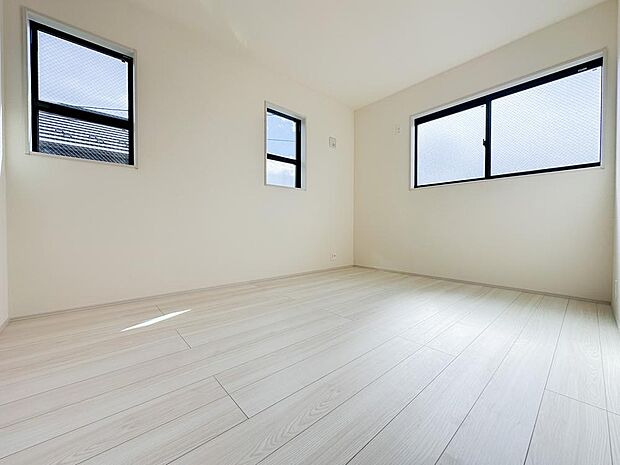 2面採光の明るい洋室は、主寝室や子供部屋にも最適。シンプルで使いやすい空間が暮らしに馴染みます。