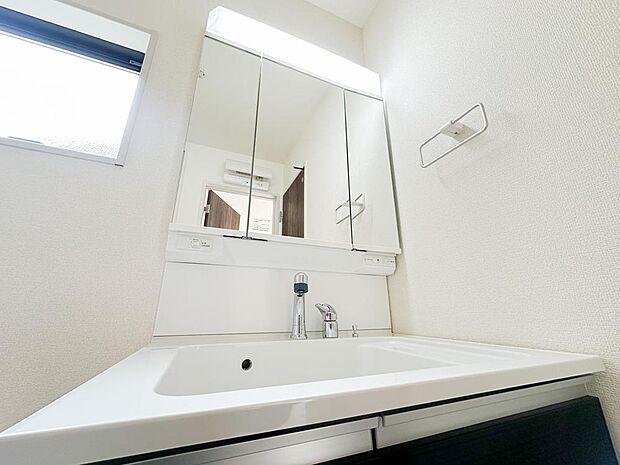 三面鏡付きの洗面化粧台は収納力もあり、朝の身支度もスムーズ。窓付きで自然光が差し込み、清潔感のある明るい空間が広がります。