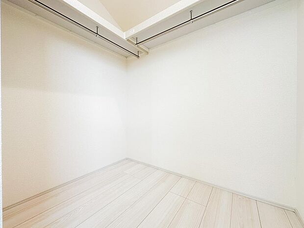 ハンガーパイプ付きの収納スペースで衣類の整理も快適。空間を有効活用できる使い勝手の良い設計です。