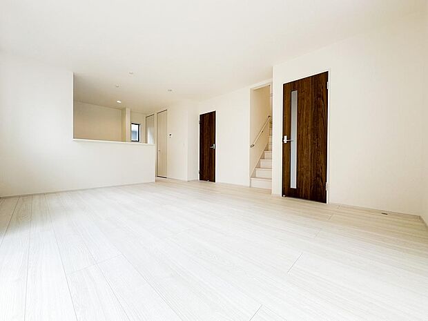 広々としたリビングは開放感のある設計で、家具配置の自由度も高い空間。家族それぞれが心地よく過ごせるゆとりある住まいです。