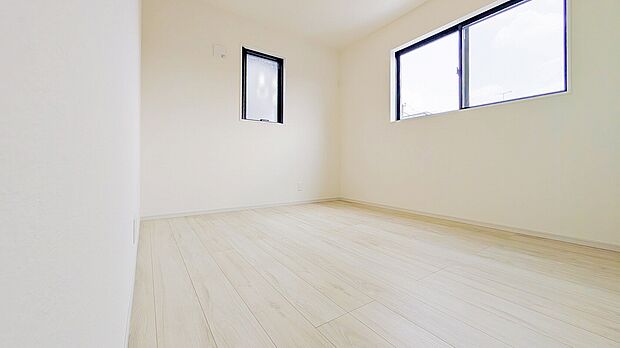 二面採光で明るく風通しの良いお部屋です。癖のないシンプルな内装で家具のレイアウトも合わせやすいです。