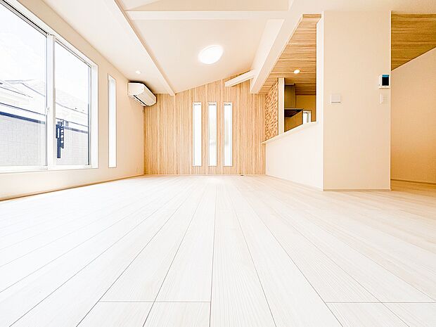 木の質感を活かしたナチュラルモダンな内装。キッチン周りの石目調タイルが空間のアクセントに。細部までこだわりを感じるスタイリッシュな住まいで、心豊かな新生活をスタートしませんか。