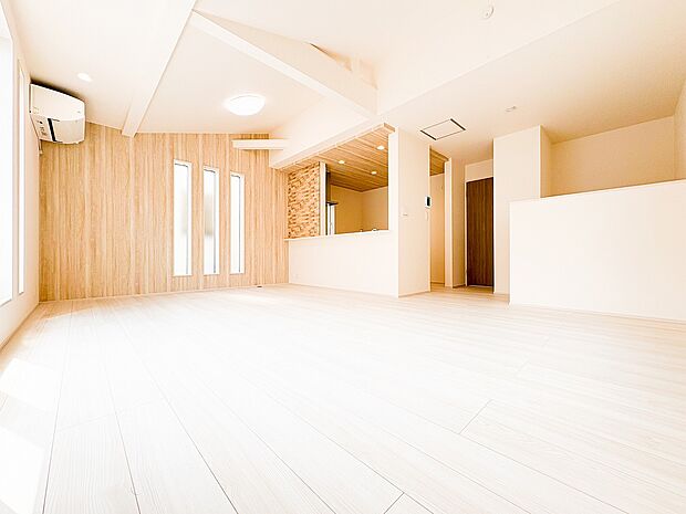 白を基調とした明るい空間に、木の優しさをプラス。3つの縦長窓がリズムを生み、お部屋を隅々まで明るく照らします。どんな家具とも相性の良い、シンプルで飽きのこないデザインが魅力です。
