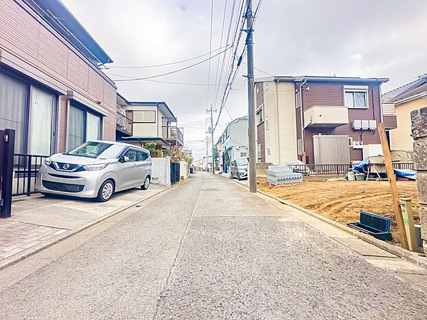 前面道路は約4mの広さ。大通りからは外れており、穏やかな新生活をお送りいただけます。2026/3/19撮影