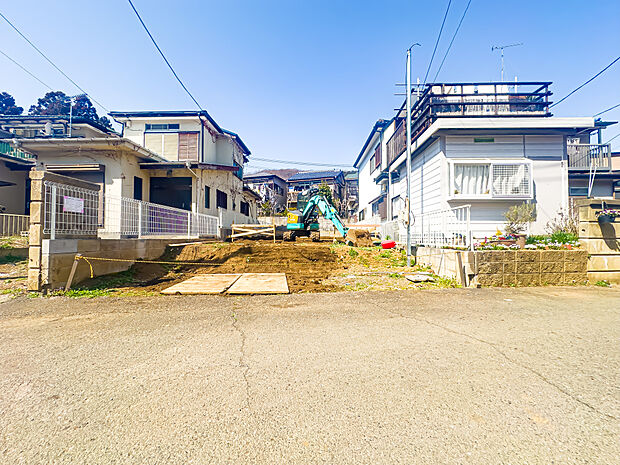 LDKは約15.75帖の広さ。ご家族との会話を自然と演出する、リビングイン階段を採用。2026/3/21撮影