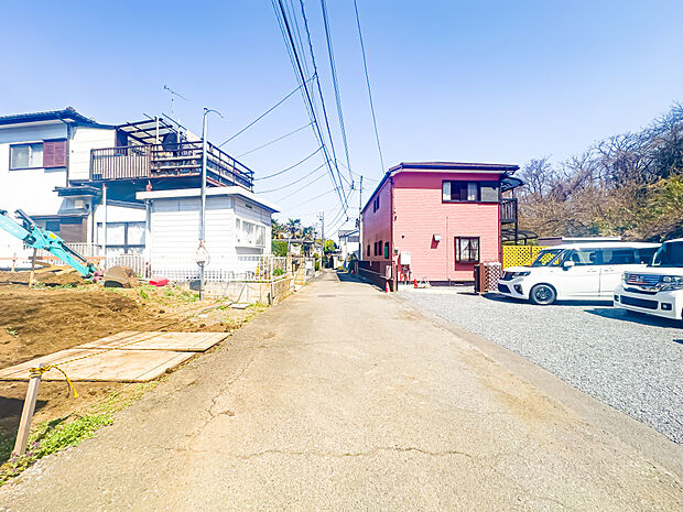 南側道路につき、日当たりが良好です。車通りが少なく、静かな暮らしを守ってくれます。2026/3/21撮影