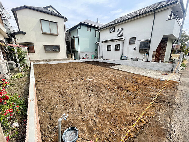 現地に設置された立水栓やインフラ設備が物語る、整備の行き届いた確かな分譲地。写真の通り、非常にスッキリと整えられた土地です7月には、この場所に最新の耐震性能と洗練された