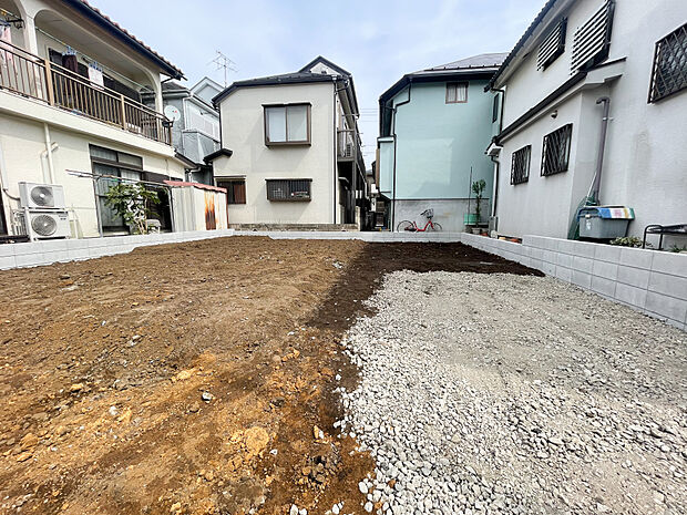 ここにどのような家が建つのか楽しみですね。7月完成予定です。