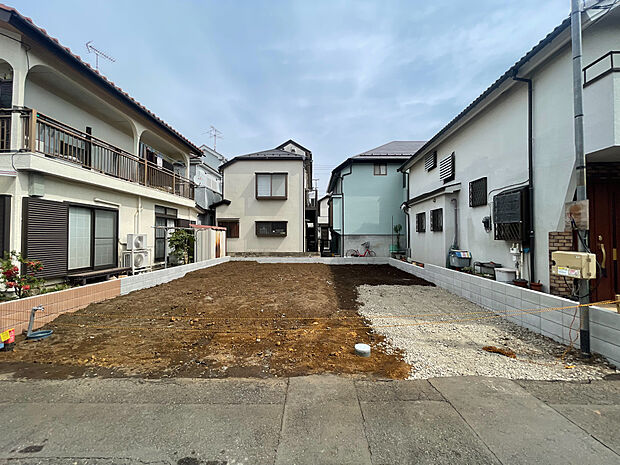 周囲に高い建物がなく、心地よい陽光と風が通り抜ける絶好のロケーション。綺麗に整備された敷地からは、これからの家づくりへの期待が高まります。7月の完成に向けて、基礎工事から一歩ずつ丁寧に進めてまいり