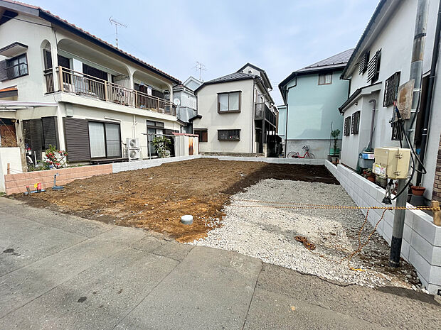 現地の右側スペースは、ゆったりとした駐車・アプローチ空間に。道路との段差がほとんどないフラットな敷地なので、毎日の車庫入れもスムーズです
