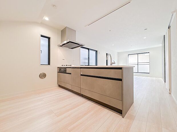 料理中も家族と繋がれる開放的なフルオープンキッチン。質感豊かなニュアンスカラーのパネルが、LDKを洗練された空間に彩ります。浄水器内蔵シャワー水栓や広々とした作業スペースなど、家事効率も高める設計です。