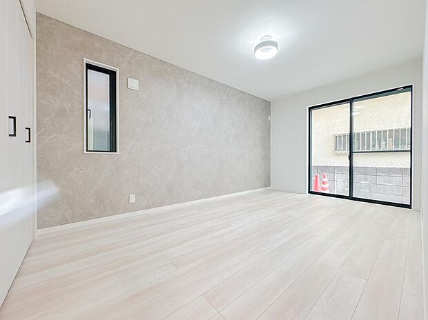 落ち着いたグレーのアクセントクロスが、スタイリッシュな居室を演出。クローゼット完備で収納面も安心です。大きな窓からは柔らかな光が差し込み、寝室や趣味の部屋として、穏やかな時間を過ごせる空間です。