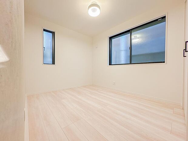 2面に窓を配置した、通風・採光に優れた心地よい居室。明るい木目調のフロアと白壁が、お部屋をより広く見せてくれます。子供部屋やテレワークスペースなど、ライフスタイルに合わせて多目的に活用できる空間です。