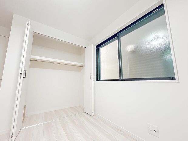 白を基調とした明るく清潔感のある洋室です。大容量のクローゼット完備で、お部屋をすっきり保てます。二重サッシ(内窓)が設置されており、断熱性や防音性に優れているため、静かで快適な生活環境が整っています。