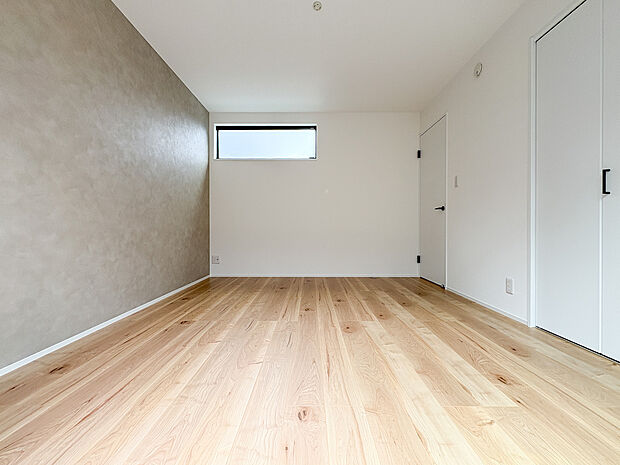 明るく広々とした子供部屋。採光が良好で勉強に集中しやすい環境が整っています。成長に合わせてレイアウトを変えやすい使い勝手の良い空間でございます。