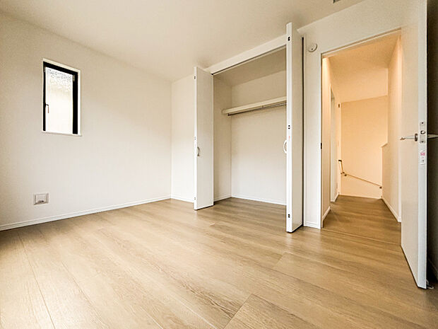 ゆとりある広さの居室は、家具の配置がしやすく使い勝手の良い空間です。採光も良好で、生活スタイルに合わせて自由にレイアウトできます。