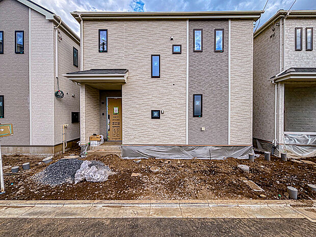 整った外観が印象的な2階建て新築戸建て。敷地をしっかりと活用したゆとりある設計で、住まいとしての使い勝手と美しい外観の印象をバランスよく両立しています。