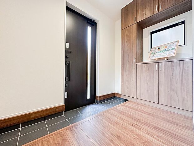 収納力のあるシューズボックスを備えた玄関は、家族分の靴もすっきり整理可能。落ち着いた色合いで来客時にも好印象を与える空間です。