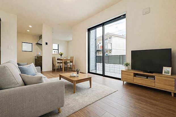 大きな開口部から自然光が差し込む明るいリビング。庭スペースとつながる開放感のある設計で、室内外を一体的に使える心地よい住空間です。※画像にはCG加工を施しています。