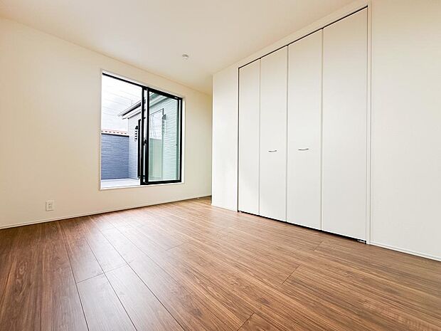 大きな開口部から光が差し込む明るい洋室。バルコニーとつながる開放的な空間で、主寝室としてもゆとりある広さを確保。収納も備え、すっきりとした暮らしが実現します。