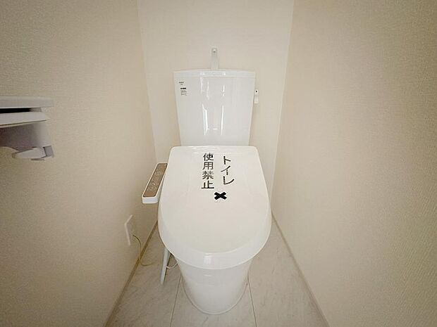 シンプルで清潔感のあるトイレ空間。温水洗浄便座付きで快適にご使用いただけ、日々の暮らしをさりげなくサポートします。