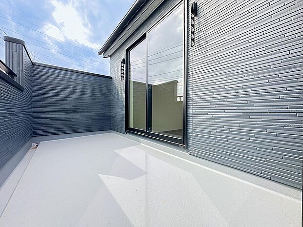 しっかりと奥行きを確保したバルコニーは、陽当たりも良く開放感のある空間。洗濯物もたっぷり干せる広さで、日々の家事を快適にサポートします。外からの視線も気になりにくい設計です。