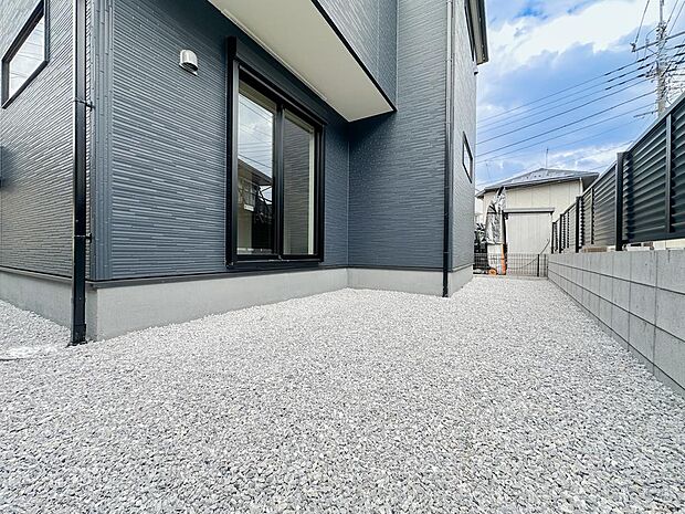 リビングとつながる庭スペースは、プライベート感のある落ち着いた空間。ガーデニングやお子様の遊び場としても活用でき、暮らしの幅が広がります。