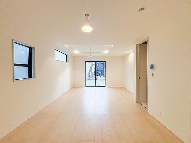 光と風を採り入れる開放的なリビングは、お子様がのびのびと遊べる広さ。家族みんなで過ごす時間が、かけがえのない思い出になります。