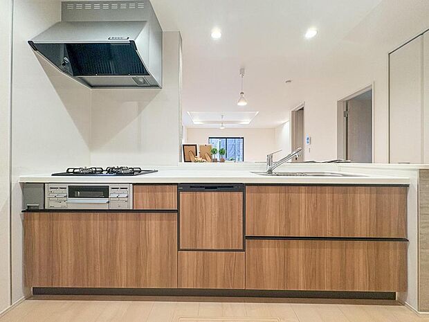 対面式で家族との会話が弾む、明るいキッチン。お子様と一緒に料理を楽しむ、そんな素敵な毎日を想像しませんか。