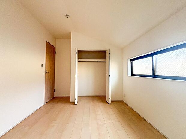 陽光が降り注ぐ明るい洋室は、お子様の成長に合わせて子供部屋や書斎としても活躍。収納力のあるクローゼットで、お部屋をすっきりと保てます。